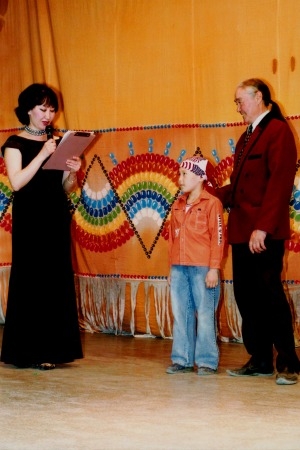 Обложка Электронного документа: Светлана Бессонова и Геннадий Баишев чествуют Эрхаана Тарабукина, на проекте "Мы - театральная семья": [фотография]