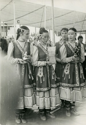 Обложка Электронного документа: Марианна Дмитриева, Лена Пестерева и Светлана Бессонова на Чемпионате СССР по вольной борьбе в Якутске: [фотография]