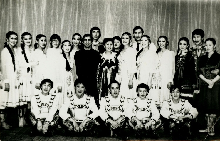 Обложка Электронного документа: Артисты Государственного ансамбля танца во время гастролей в с. Чурапча: [фотография]