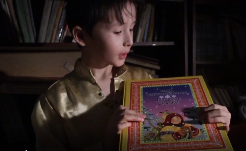 Обложка Электронного документа: Суорун Омоллоон "Дьол чорооно": буктрейлер. [видеозапись]