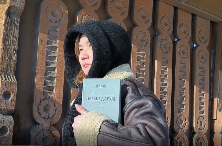 Обложка Электронного документа: В. С. Яковлев-Далан "Тыгын Дархан": буктрейлер. [видеозапись]