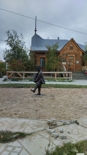 Обложка Электронного документа: Скульптура: рабочий с чурбаном в руках: [фотография]