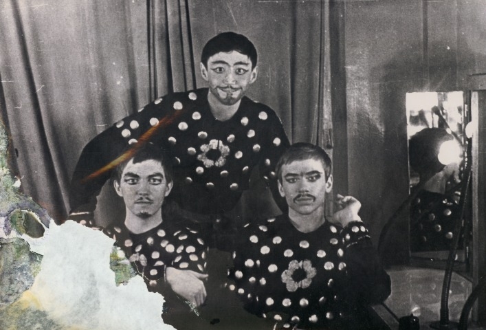 Обложка Электронного документа: Перед спектаклем в гримерной Новосибирского театра оперы и балета: [фотография]