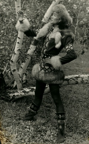 Обложка Электронного документа: Геннадий Баишев в национальном костюме рядом с березой: [фотография]