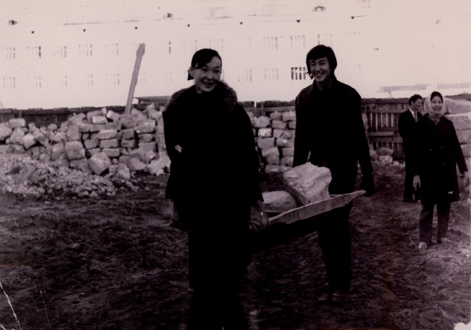 Обложка Электронного документа: Артисты балета на субботнике: [фотография]