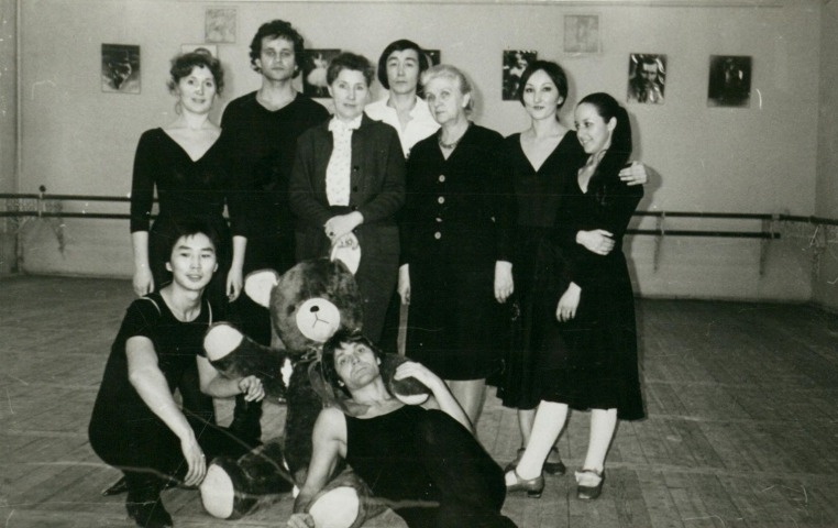 Обложка Электронного документа: Баишев Геннадий со студентами ГИТИС: [фотография]