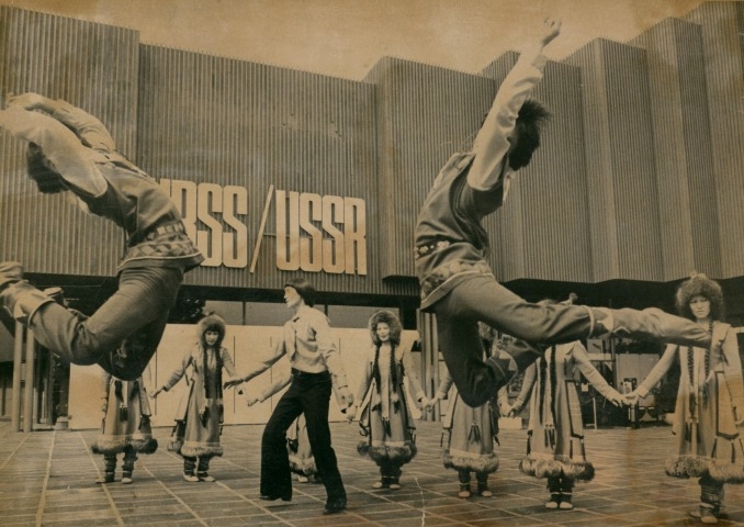 Обложка Электронного документа: Геннадий Баишев во время репетиции: [фотография]