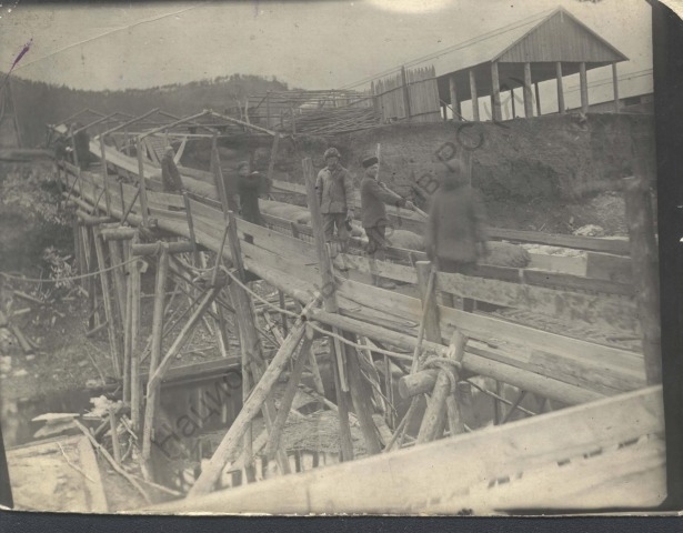 Обложка Электронного документа: Погрузка транспортом первой баржи угля для шахты с Джебарики-Хая: фотография